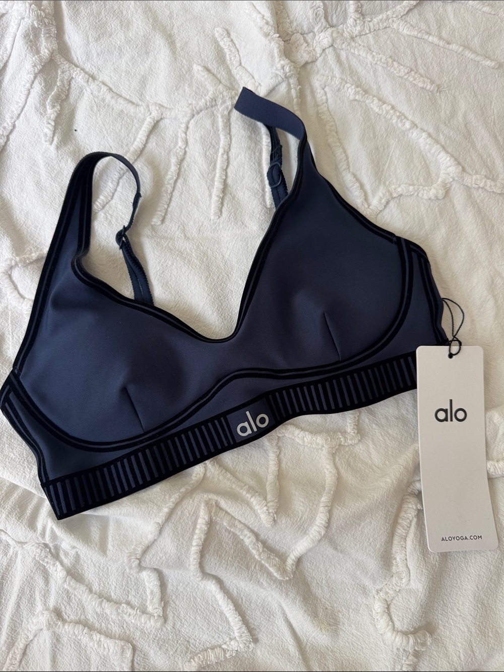 ALO Yoga Airline Line Up Bra in Bleu Marine